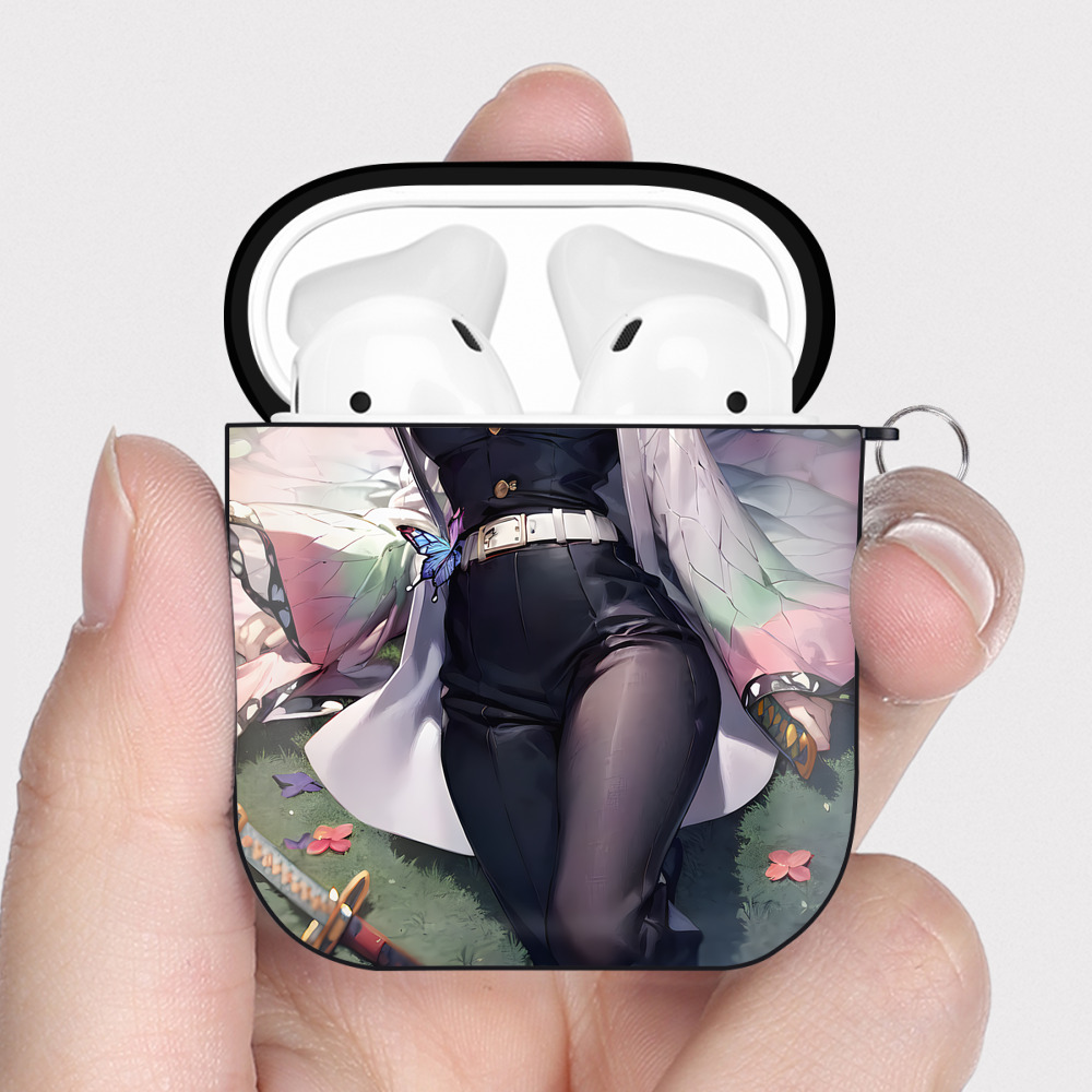 （画像用） 鬼滅の刃（きめつのやいば）蟲柱-胡蝶 しのぶ／こちょう しのぶ Kochou Shinobu AirPods 第2世代保護ケース ハードシェル ブラック 耐衝撃・防指紋・カラビナ付き