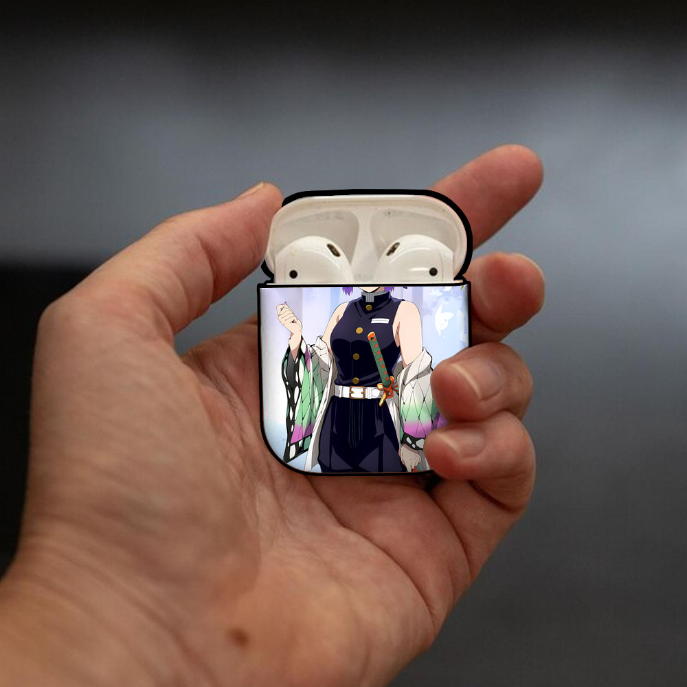 鬼滅の刃（きめつのやいば）蟲柱-胡蝶 しのぶ／こちょう しのぶ Kochou Shinobu AirPods 第2世代保護ケース ハードシェル ブラック 耐衝撃・防指紋・カラビナ付き
