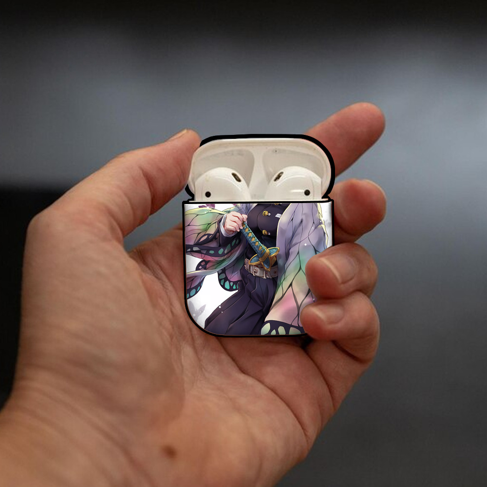 鬼滅の刃（きめつのやいば）蟲柱-胡蝶 しのぶ／こちょう しのぶ Kochou Shinobu AirPods 第2世代保護ケース ハードシェル ブラック 耐衝撃・防指紋・カラビナ付き