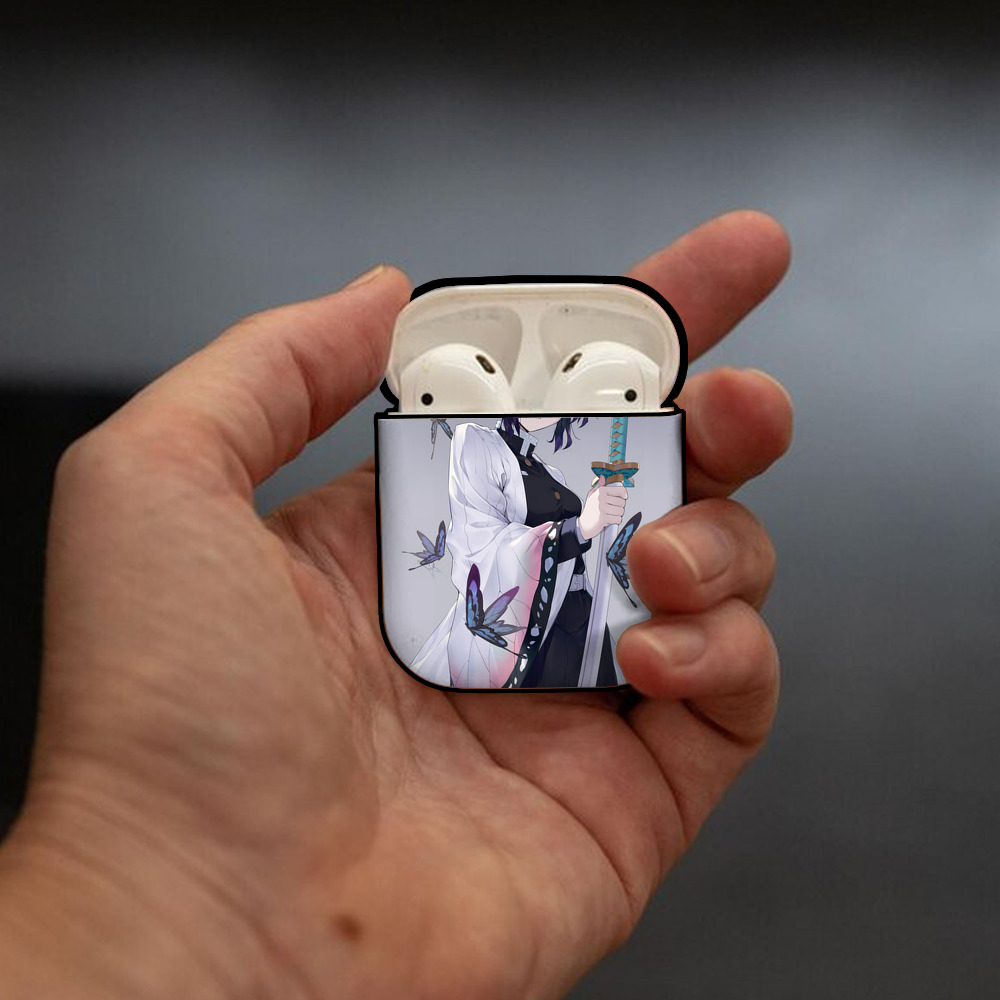鬼滅の刃（きめつのやいば）蟲柱-胡蝶 しのぶ／こちょう しのぶ Kochou Shinobu AirPods 第2世代保護ケース ハードシェル ブラック 耐衝撃・防指紋・カラビナ付き