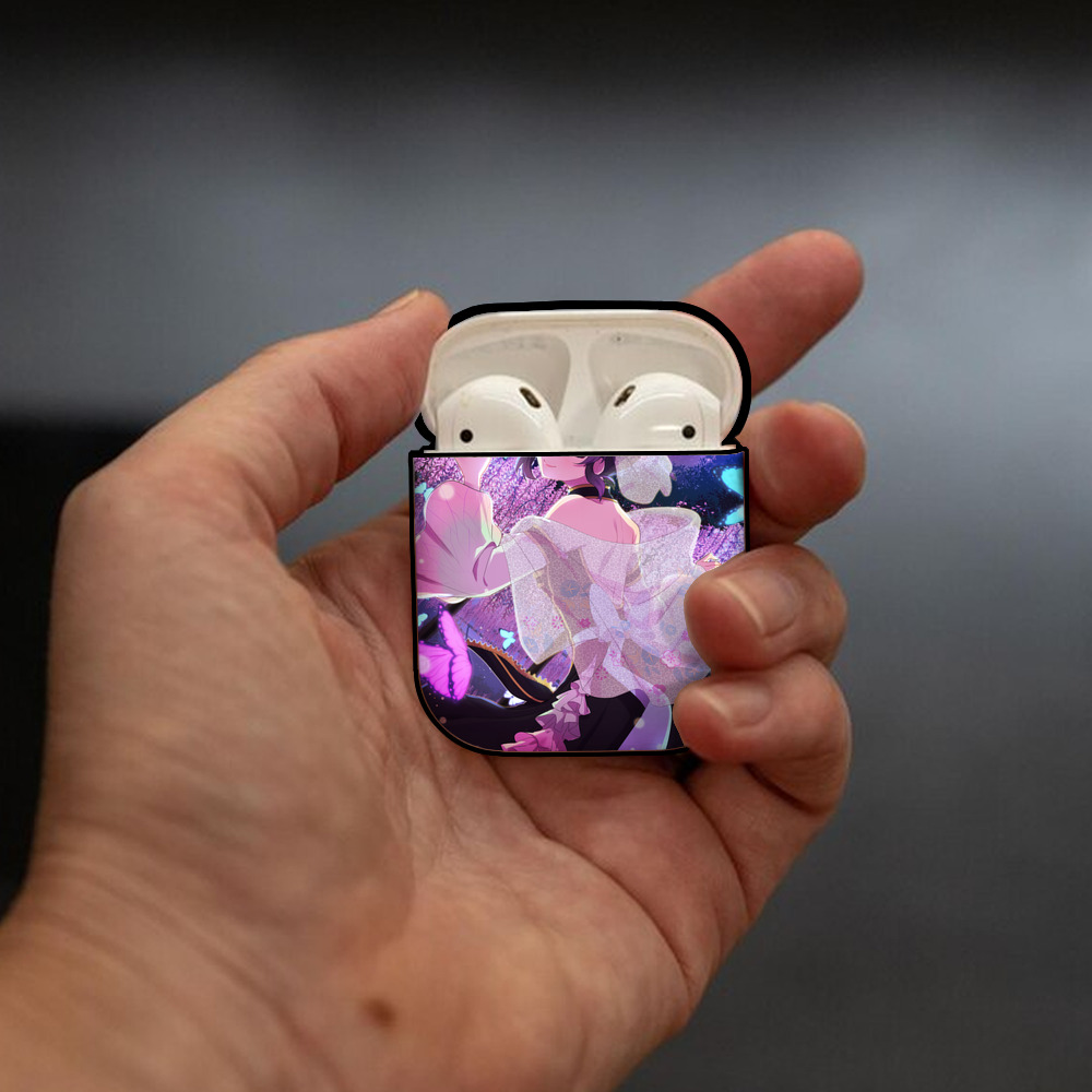 鬼滅の刃（きめつのやいば）蟲柱-胡蝶 しのぶ／こちょう しのぶ Kochou Shinobu AirPods 第2世代保護ケース ハードシェル ブラック 耐衝撃・防指紋・カラビナ付き