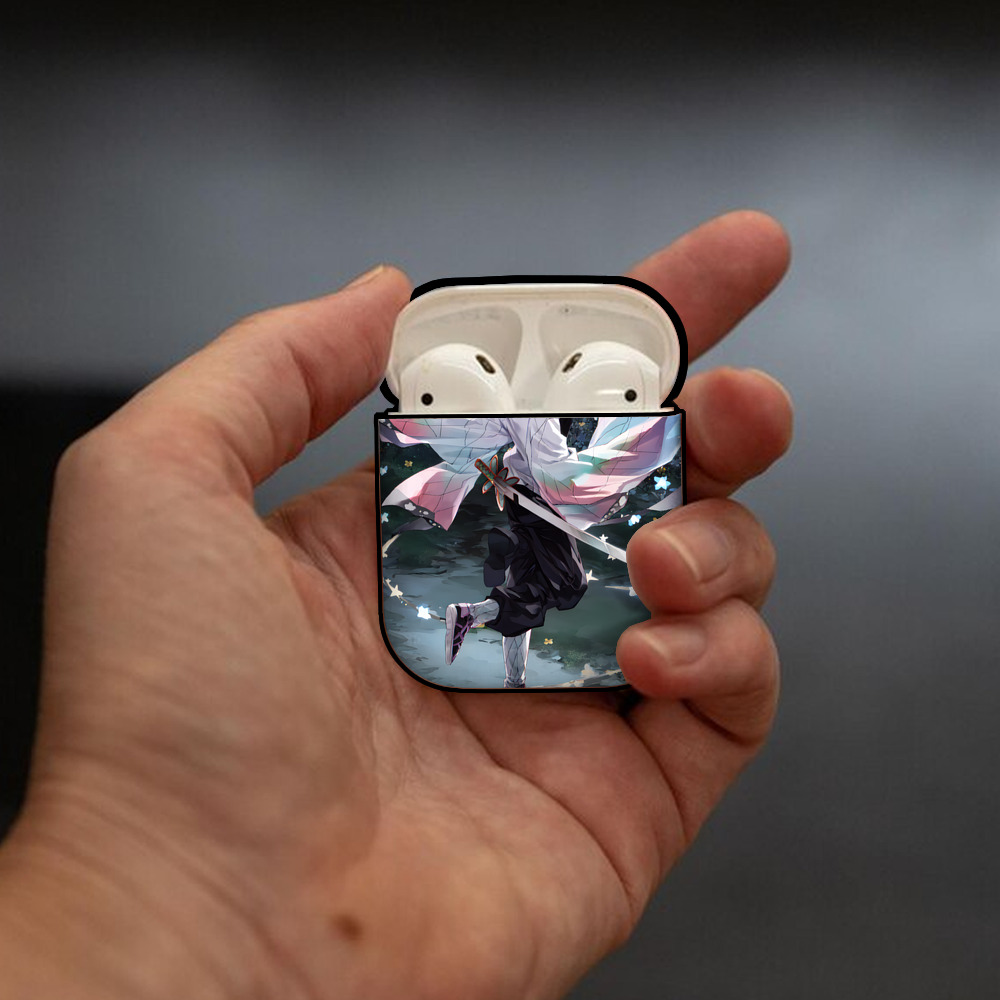 鬼滅の刃（きめつのやいば）蟲柱-胡蝶 しのぶ／こちょう しのぶ Kochou Shinobu AirPods 第2世代保護ケース ハードシェル ブラック 耐衝撃・防指紋・カラビナ付き