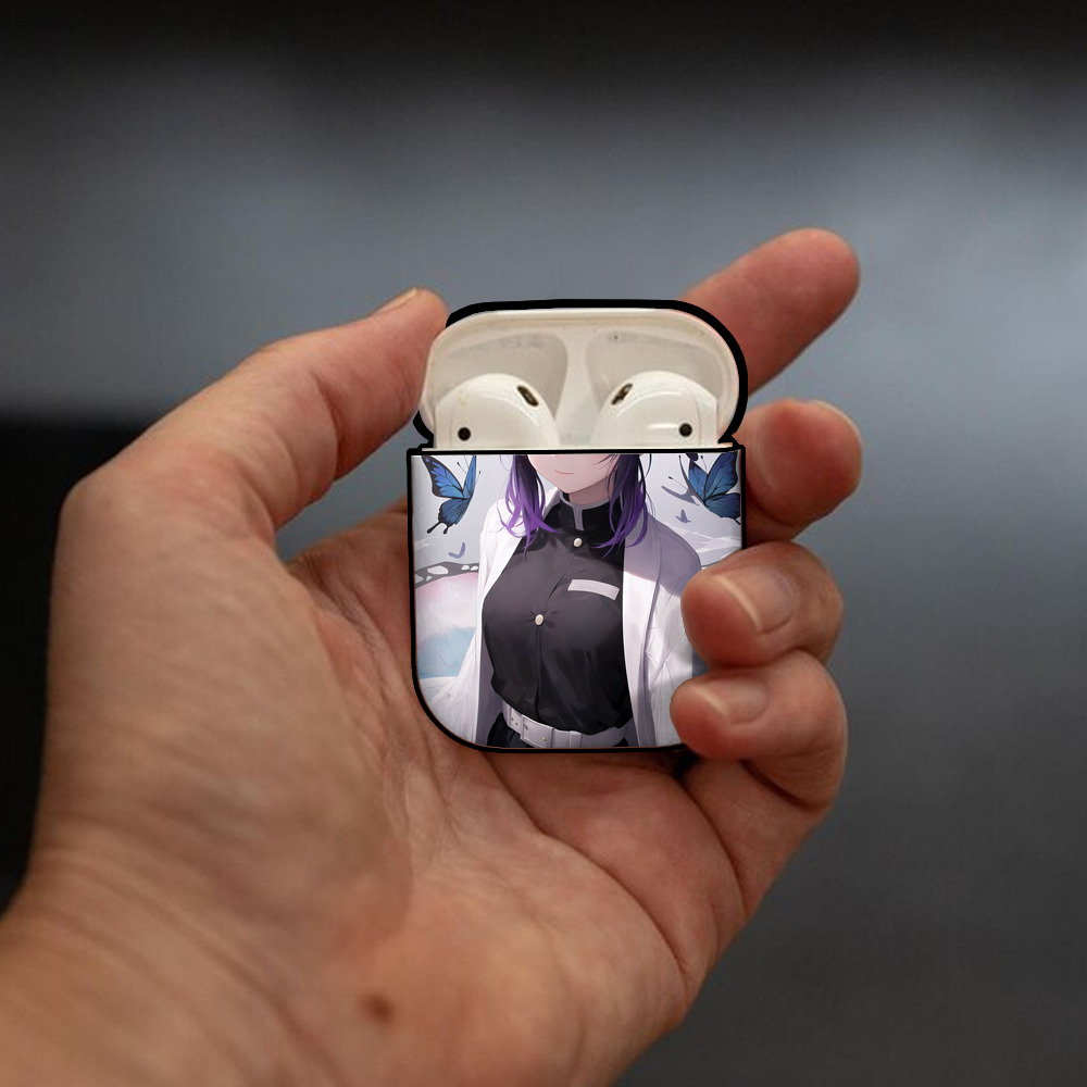 鬼滅の刃（きめつのやいば）蟲柱-胡蝶 しのぶ／こちょう しのぶ Kochou Shinobu AirPods 第2世代保護ケース ハードシェル ブラック 耐衝撃・防指紋・カラビナ付き