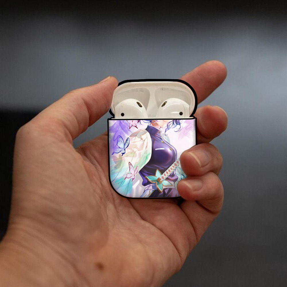 鬼滅の刃（きめつのやいば）蟲柱-胡蝶 しのぶ／こちょう しのぶ Kochou Shinobu AirPods 第2世代保護ケース ハードシェル ブラック 耐衝撃・防指紋・カラビナ付き