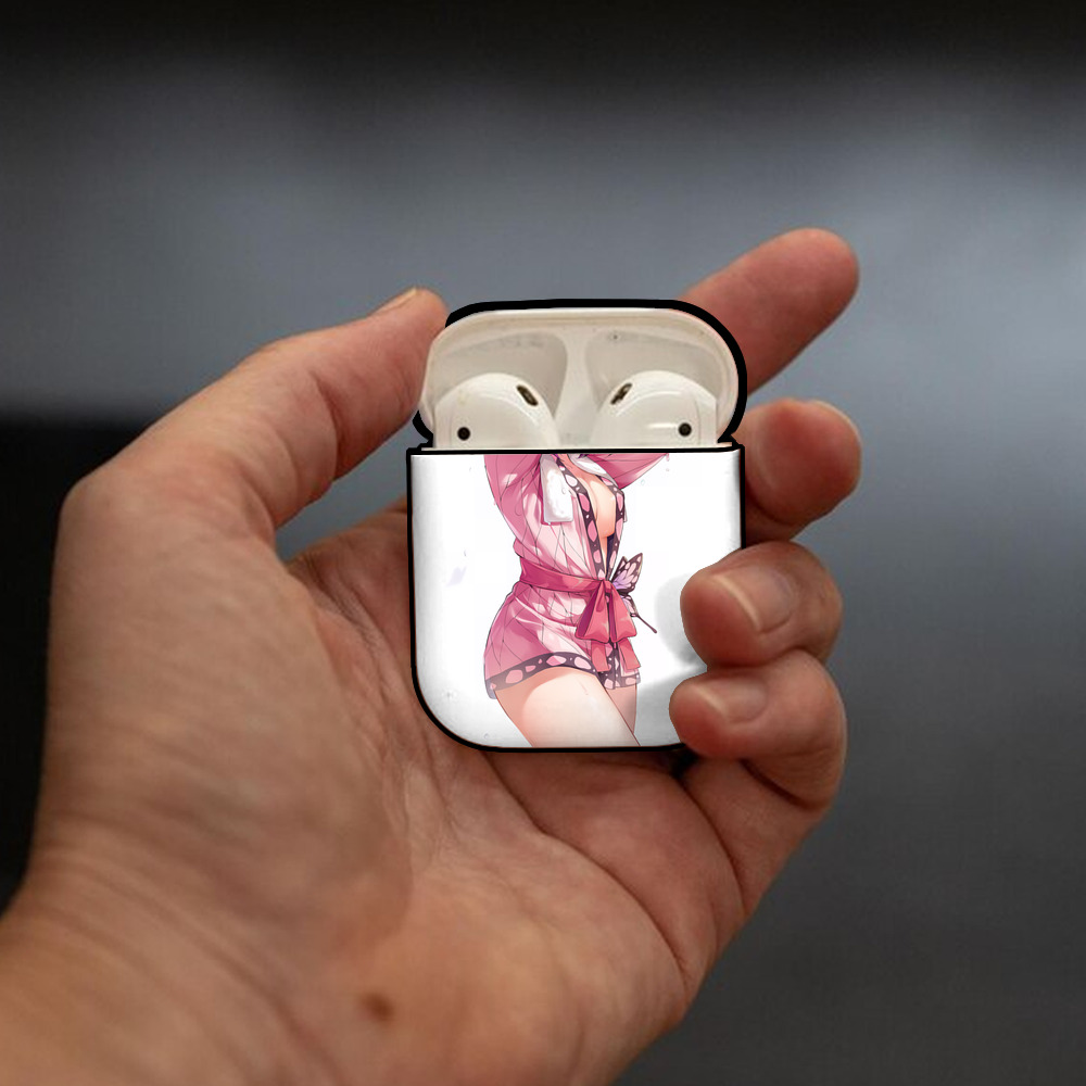 鬼滅の刃（きめつのやいば）蟲柱-胡蝶 しのぶ／こちょう しのぶ Kochou Shinobu AirPods 第2世代保護ケース ハードシェル ブラック 耐衝撃・防指紋・カラビナ付き