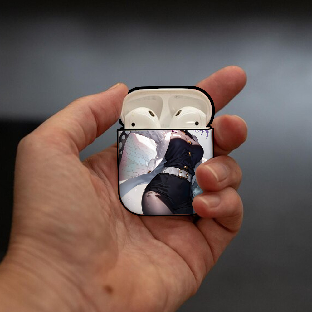 鬼滅の刃（きめつのやいば）蟲柱-胡蝶 しのぶ／こちょう しのぶ Kochou Shinobu AirPods 第2世代保護ケース ハードシェル ブラック 耐衝撃・防指紋・カラビナ付き
