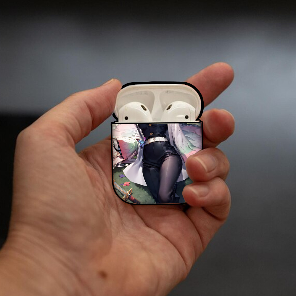 鬼滅の刃（きめつのやいば）蟲柱-胡蝶 しのぶ／こちょう しのぶ Kochou Shinobu AirPods 第2世代保護ケース ハードシェル ブラック 耐衝撃・防指紋・カラビナ付き