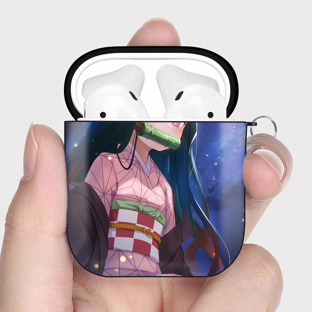 （画像用） 鬼滅の刃（きめつのやいば）竈門 禰󠄀豆子／かまど ねずこ Kamado Nezuko AirPods 第2世代保護ケース ハードシェル ブラック 耐衝撃・防指紋・カラビナ付き