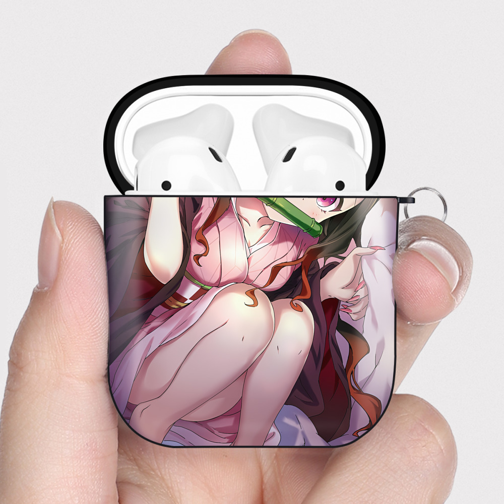 （画像用） 鬼滅の刃（きめつのやいば）竈門 禰󠄀豆子／かまど ねずこ Kamado Nezuko AirPods 第2世代保護ケース ハードシェル ブラック 耐衝撃・防指紋・カラビナ付き
