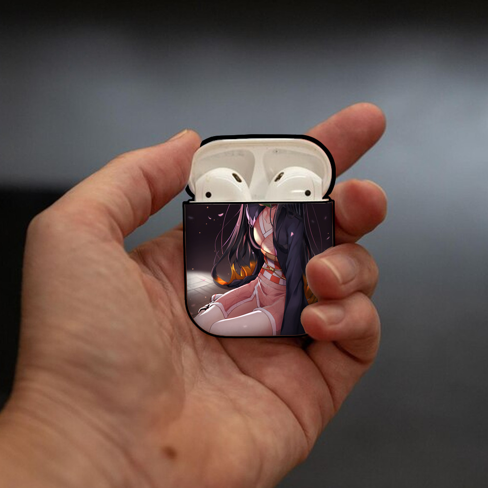鬼滅の刃（きめつのやいば）竈門 禰󠄀豆子／かまど ねずこ Kamado Nezuko AirPods 第2世代保護ケース ハードシェル ブラック 耐衝撃・防指紋・カラビナ付き