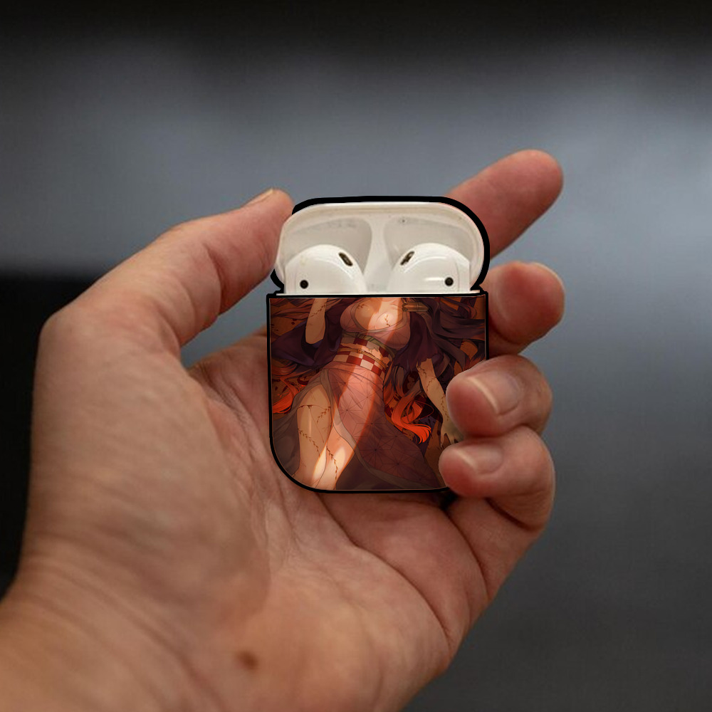 鬼滅の刃（きめつのやいば）竈門 禰󠄀豆子／かまど ねずこ Kamado Nezuko AirPods 第2世代保護ケース ハードシェル ブラック 耐衝撃・防指紋・カラビナ付き