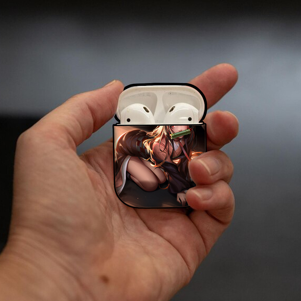 鬼滅の刃（きめつのやいば）竈門 禰󠄀豆子／かまど ねずこ Kamado Nezuko AirPods 第2世代保護ケース ハードシェル ブラック 耐衝撃・防指紋・カラビナ付き