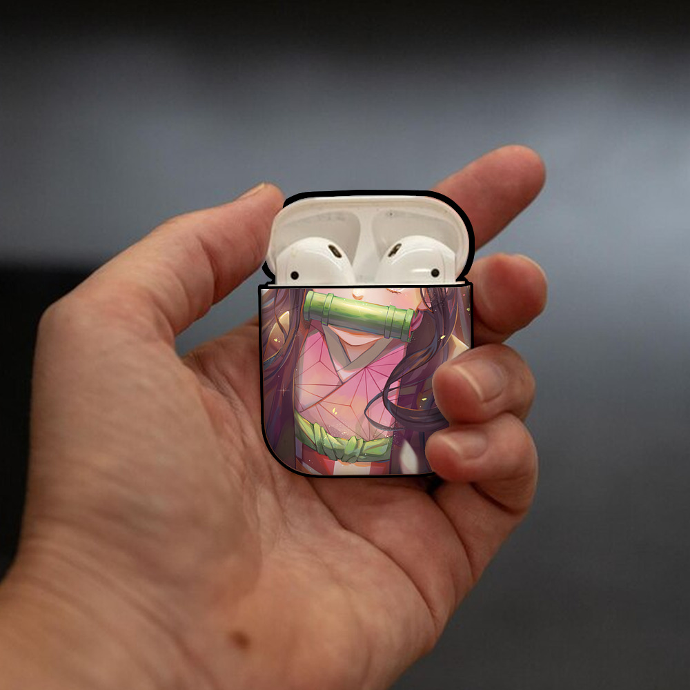 鬼滅の刃（きめつのやいば）竈門 禰󠄀豆子／かまど ねずこ Kamado Nezuko AirPods 第2世代保護ケース ハードシェル ブラック 耐衝撃・防指紋・カラビナ付き