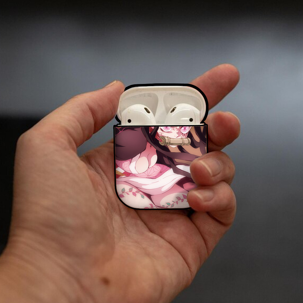 鬼滅の刃（きめつのやいば）竈門 禰󠄀豆子／かまど ねずこ Kamado Nezuko AirPods 第2世代保護ケース ハードシェル ブラック 耐衝撃・防指紋・カラビナ付き