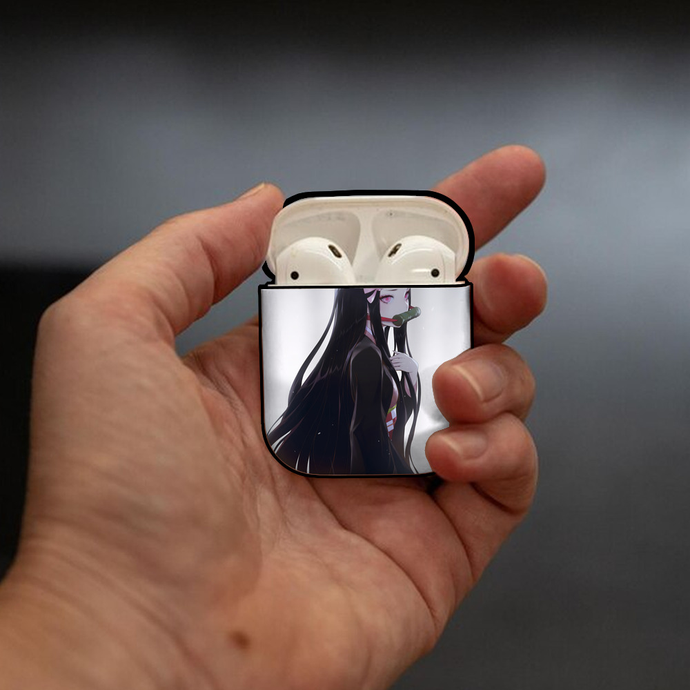 鬼滅の刃（きめつのやいば）竈門 禰󠄀豆子／かまど ねずこ Kamado Nezuko AirPods 第2世代保護ケース ハードシェル ブラック 耐衝撃・防指紋・カラビナ付き