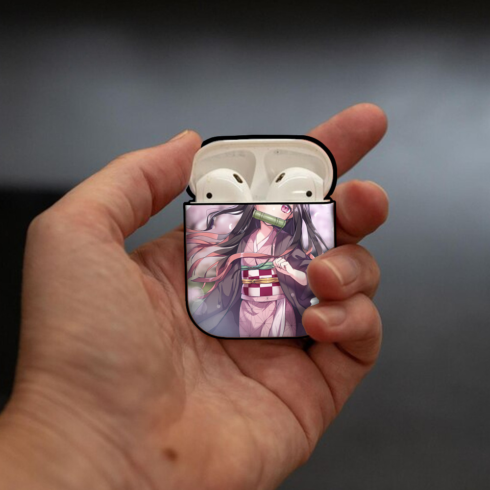 鬼滅の刃（きめつのやいば）竈門 禰󠄀豆子／かまど ねずこ Kamado Nezuko AirPods 第2世代保護ケース ハードシェル ブラック 耐衝撃・防指紋・カラビナ付き