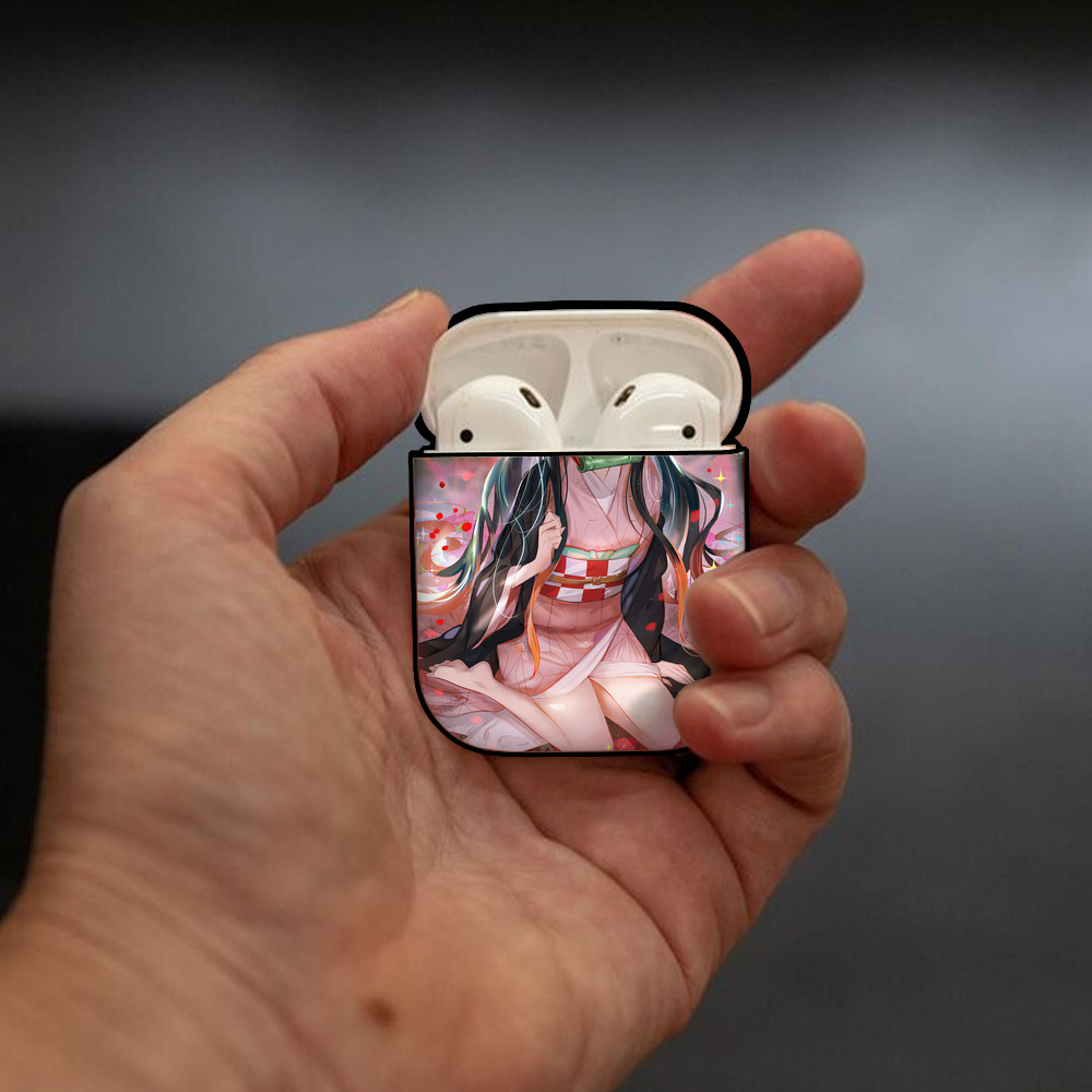 鬼滅の刃（きめつのやいば）竈門 禰󠄀豆子／かまど ねずこ Kamado Nezuko AirPods 第2世代保護ケース ハードシェル ブラック 耐衝撃・防指紋・カラビナ付き