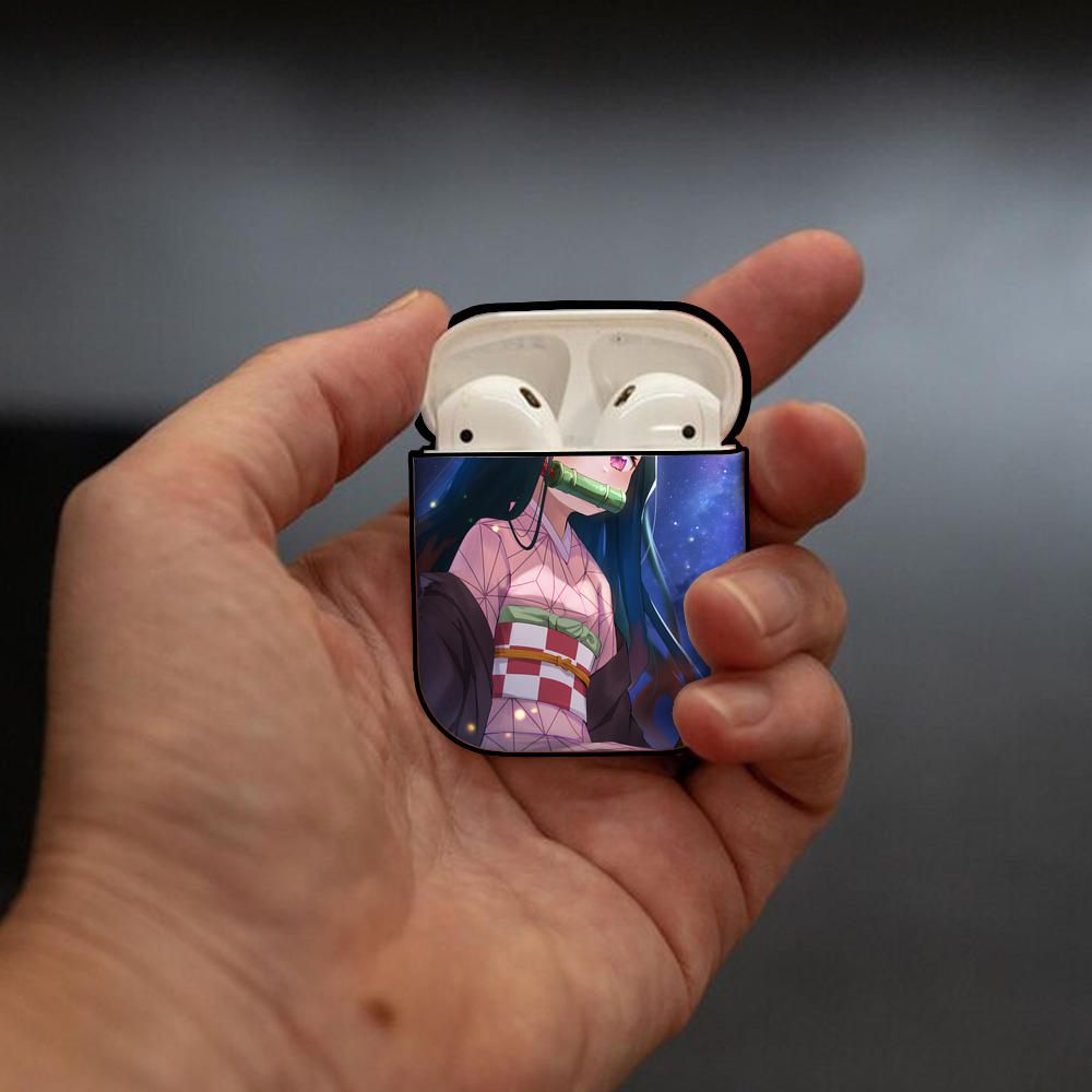 鬼滅の刃（きめつのやいば）竈門 禰󠄀豆子／かまど ねずこ Kamado Nezuko AirPods 第2世代保護ケース ハードシェル ブラック 耐衝撃・防指紋・カラビナ付き