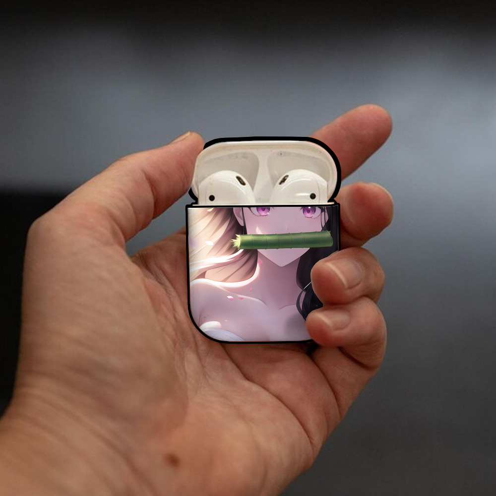 鬼滅の刃（きめつのやいば）竈門 禰󠄀豆子／かまど ねずこ Kamado Nezuko AirPods 第2世代保護ケース ハードシェル ブラック 耐衝撃・防指紋・カラビナ付き