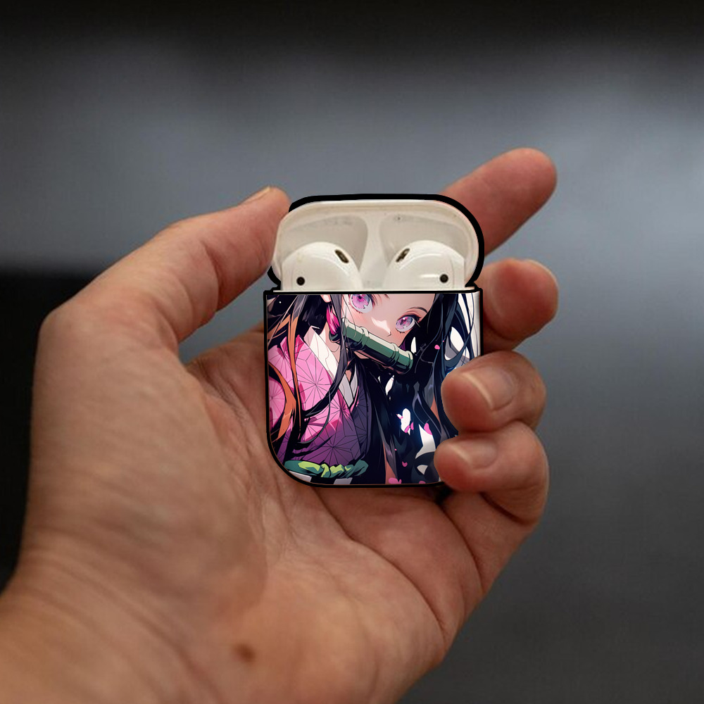 鬼滅の刃（きめつのやいば）竈門 禰󠄀豆子／かまど ねずこ Kamado Nezuko AirPods 第2世代保護ケース ハードシェル ブラック 耐衝撃・防指紋・カラビナ付き