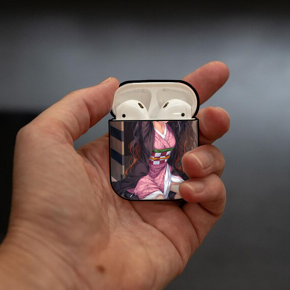 鬼滅の刃（きめつのやいば）竈門 禰󠄀豆子／かまど ねずこ Kamado Nezuko AirPods 第2世代保護ケース ハードシェル ブラック 耐衝撃・防指紋・カラビナ付き