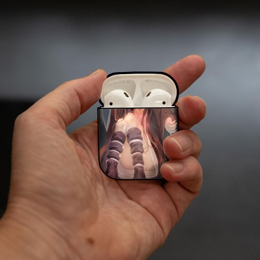 鬼滅の刃（きめつのやいば）竈門 禰󠄀豆子／かまど ねずこ Kamado Nezuko AirPods 第2世代保護ケース ハードシェル ブラック 耐衝撃・防指紋・カラビナ付き