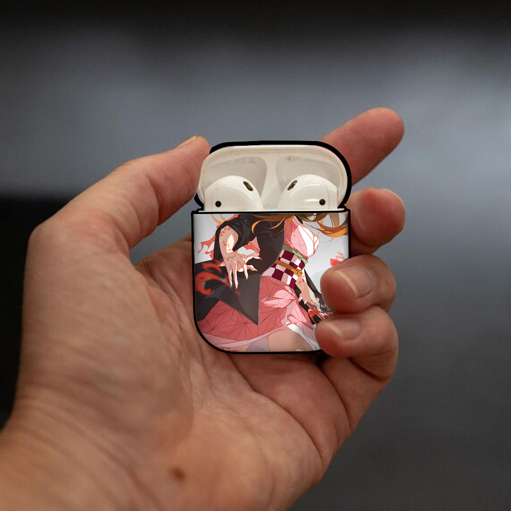 鬼滅の刃（きめつのやいば）竈門 禰󠄀豆子／かまど ねずこ Kamado Nezuko AirPods 第2世代保護ケース ハードシェル ブラック 耐衝撃・防指紋・カラビナ付き