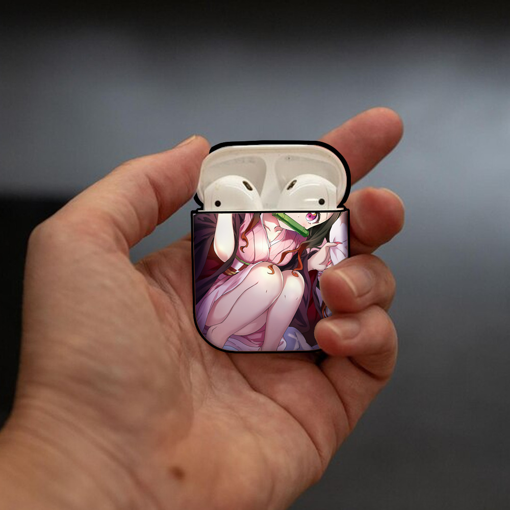 鬼滅の刃（きめつのやいば）竈門 禰󠄀豆子／かまど ねずこ Kamado Nezuko AirPods 第2世代保護ケース ハードシェル ブラック 耐衝撃・防指紋・カラビナ付き