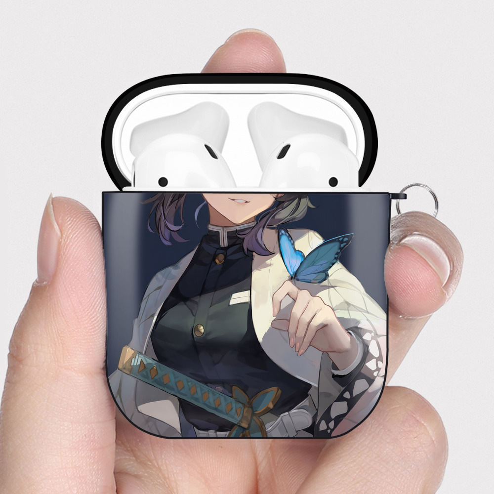 （画像用） 鬼滅の刃（きめつのやいば）蟲柱-胡蝶 しのぶ／こちょう しのぶ Kochou Shinobu AirPods 第2世代保護ケース ハードシェル ブラック 耐衝撃・防指紋・カラビナ付き