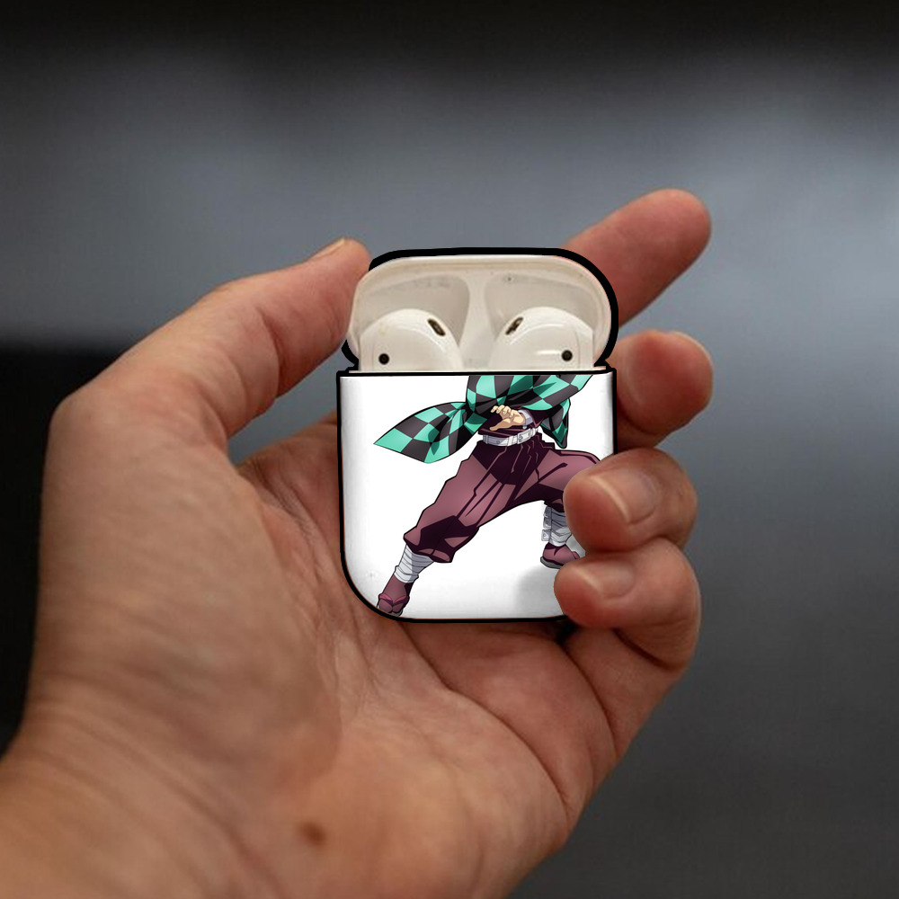 鬼滅の刃 竈門 炭治郎／かまど たんじろう Kamado Tanjirou AirPods 第2世代保護ケース ハードシェル ブラック 耐衝撃・防指紋・カラビナ付き