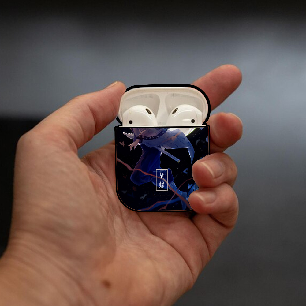 鬼滅の刃（きめつのやいば）蟲柱-胡蝶 しのぶ／こちょう しのぶ Kochou Shinobu AirPods 第2世代保護ケース ハードシェル ブラック 耐衝撃・防指紋・カラビナ付き