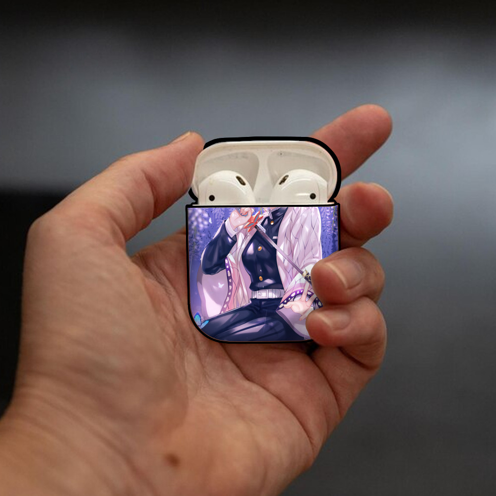 鬼滅の刃（きめつのやいば）蟲柱-胡蝶 しのぶ／こちょう しのぶ Kochou Shinobu AirPods 第2世代保護ケース ハードシェル ブラック 耐衝撃・防指紋・カラビナ付き
