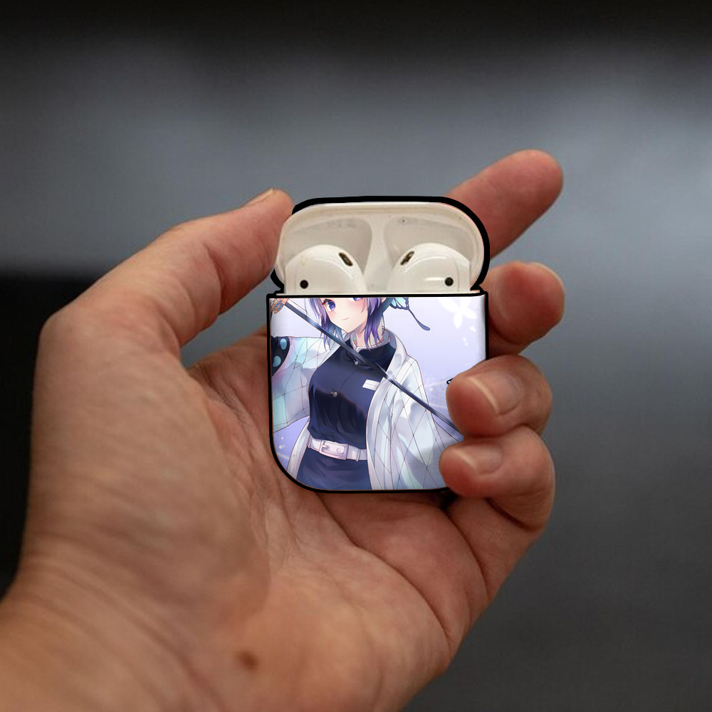 鬼滅の刃（きめつのやいば）蟲柱-胡蝶 しのぶ／こちょう しのぶ Kochou Shinobu AirPods 第2世代保護ケース ハードシェル ブラック 耐衝撃・防指紋・カラビナ付き