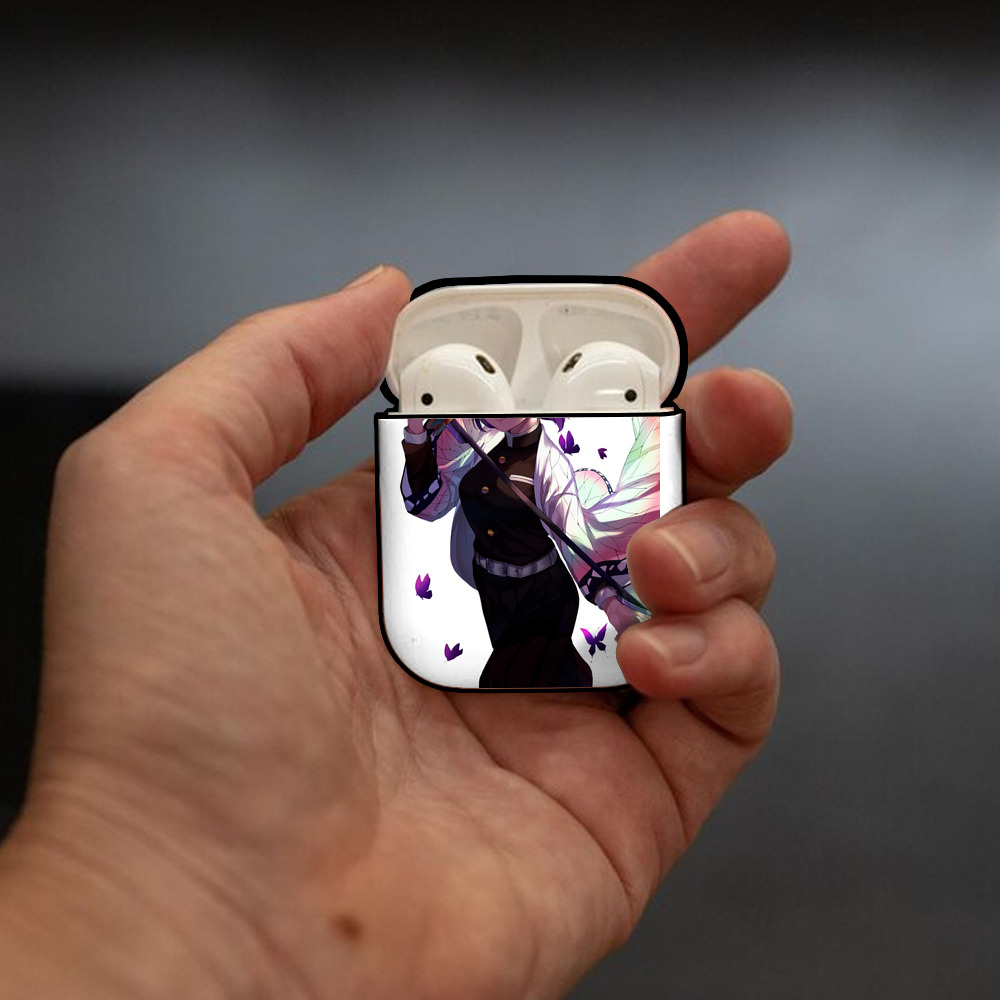 鬼滅の刃（きめつのやいば）蟲柱-胡蝶 しのぶ／こちょう しのぶ Kochou Shinobu AirPods 第2世代保護ケース ハードシェル ブラック 耐衝撃・防指紋・カラビナ付き