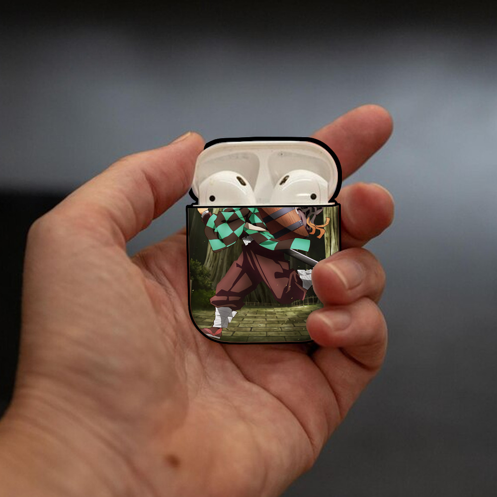 鬼滅の刃（きめつのやいば）竈門 炭治郎／かまど たんじろう Kamado Tanjirou AirPods 第2世代保護ケース ハードシェル ブラック 耐衝撃・防指紋・カラビナ付き