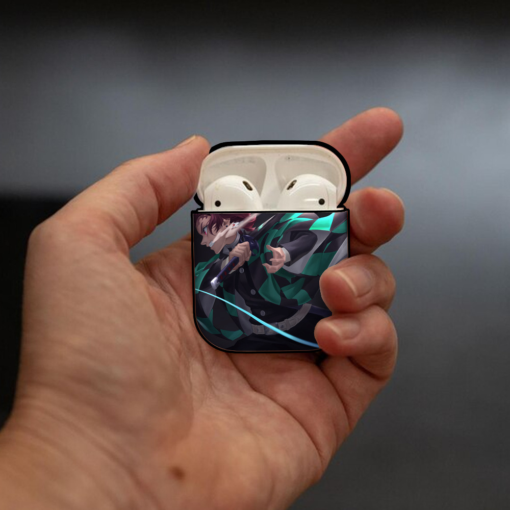 鬼滅の刃（きめつのやいば）竈門 炭治郎／かまど たんじろう Kamado Tanjirou AirPods 第2世代保護ケース ハードシェル ブラック 耐衝撃・防指紋・カラビナ付き