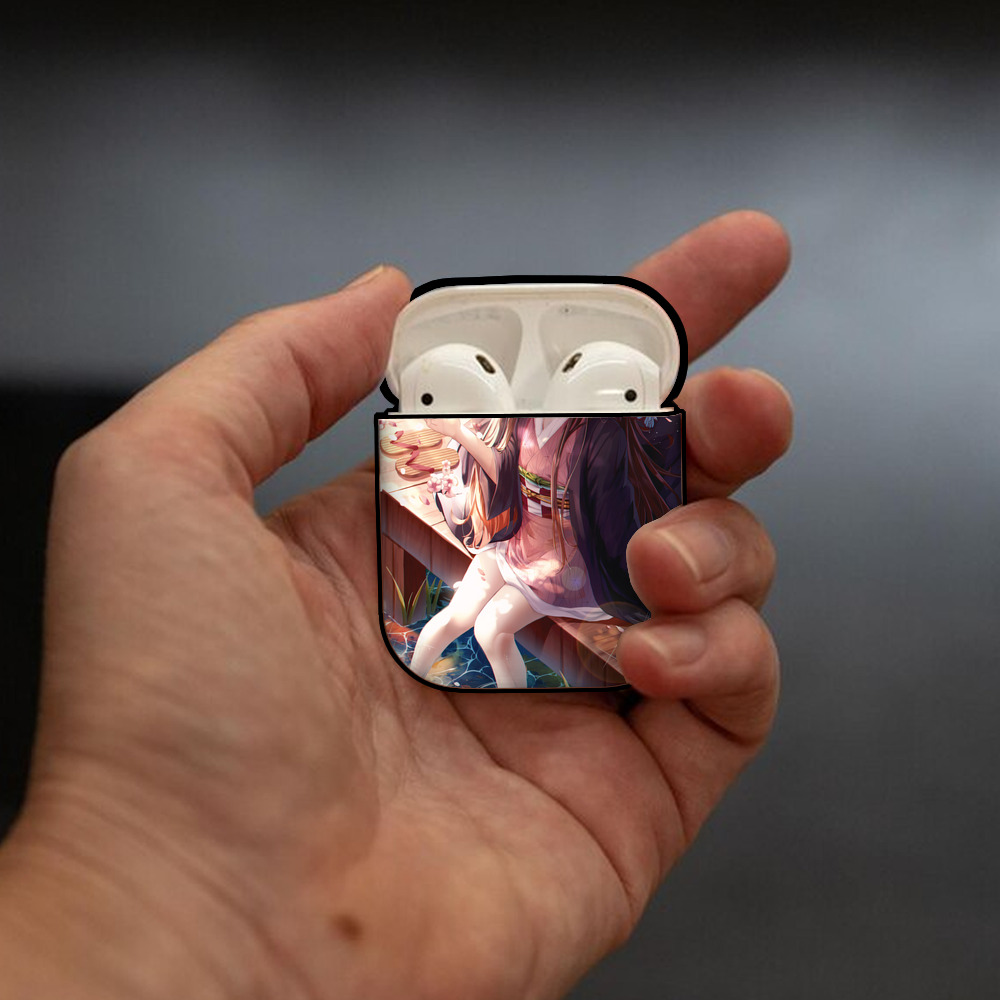 鬼滅の刃（きめつのやいば）竈門 禰󠄀豆子／かまど ねずこ Kamado Nezuko AirPods 第2世代保護ケース ハードシェル ブラック 耐衝撃・防指紋・カラビナ付き