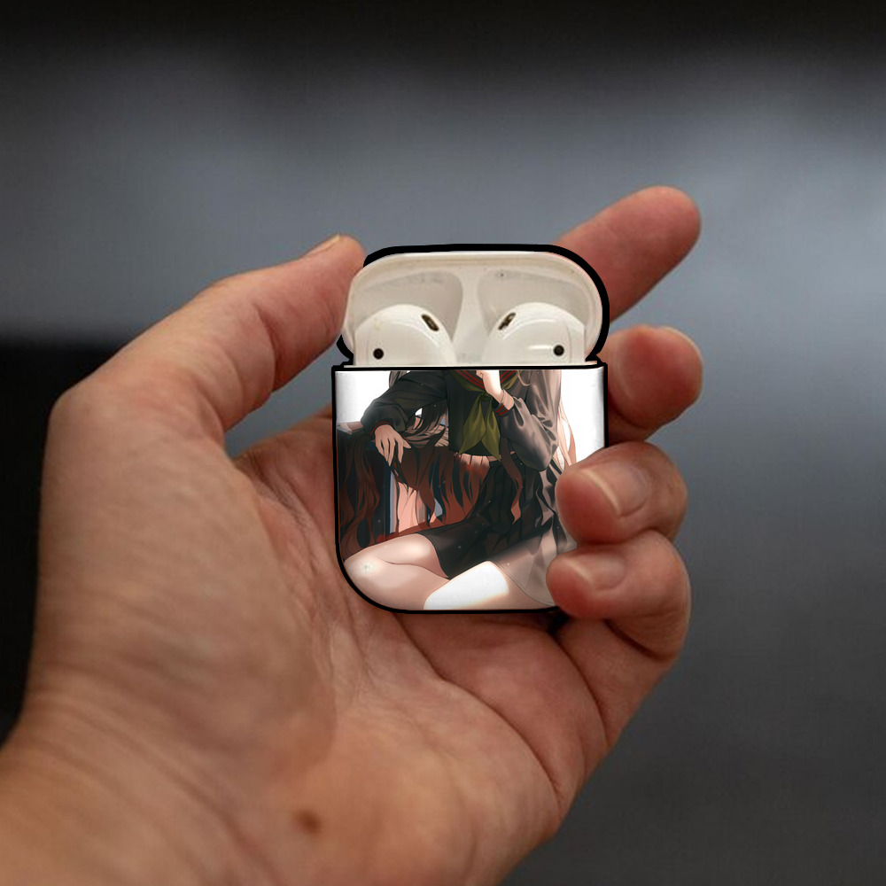 鬼滅の刃（きめつのやいば）竈門 禰󠄀豆子／かまど ねずこ Kamado Nezuko AirPods 第2世代保護ケース ハードシェル ブラック 耐衝撃・防指紋・カラビナ付き