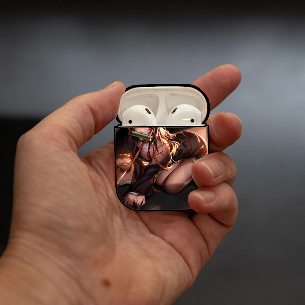 鬼滅の刃（きめつのやいば）竈門 禰󠄀豆子／かまど ねずこ Kamado Nezuko AirPods 第2世代保護ケース ハードシェル ブラック 耐衝撃・防指紋・カラビナ付き