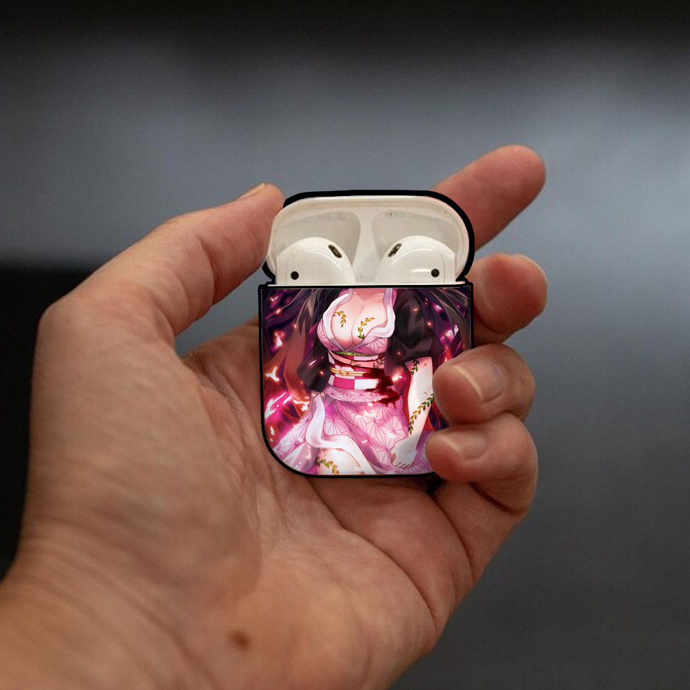 鬼滅の刃（きめつのやいば）竈門 禰󠄀豆子／かまど ねずこ Kamado Nezuko AirPods 第2世代保護ケース ハードシェル ブラック 耐衝撃・防指紋・カラビナ付き