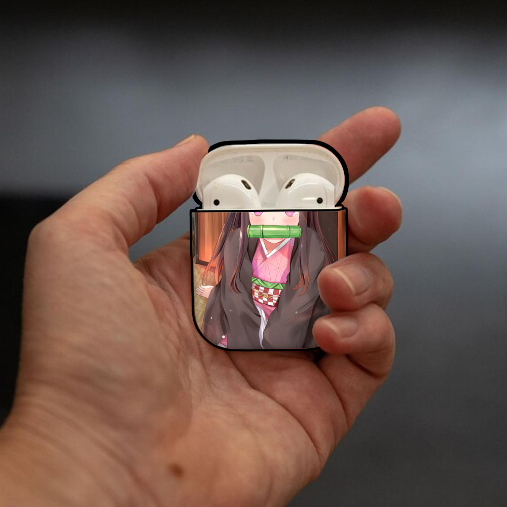 鬼滅の刃（きめつのやいば）竈門 禰󠄀豆子／かまど ねずこ Kamado Nezuko AirPods 第2世代保護ケース ハードシェル ブラック 耐衝撃・防指紋・カラビナ付き