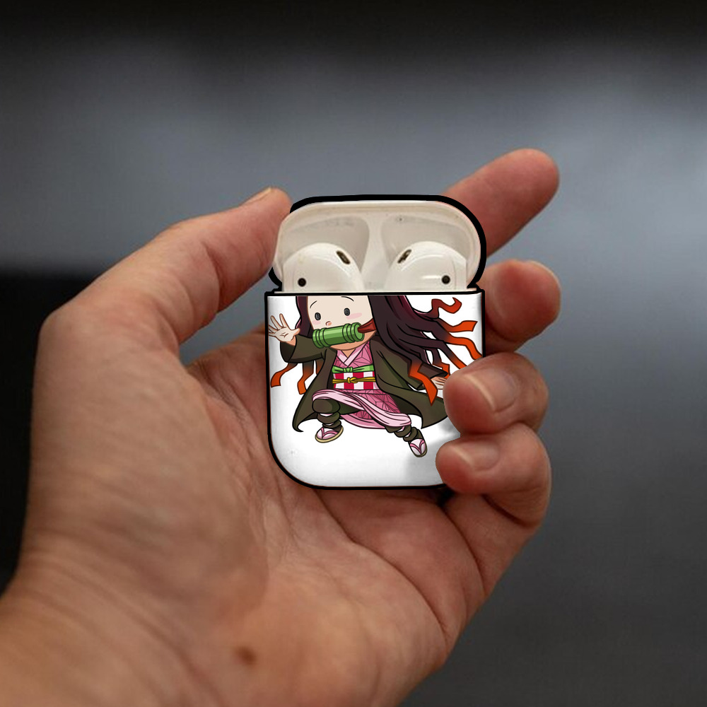 鬼滅の刃（きめつのやいば）竈門 禰󠄀豆子／かまど ねずこ Kamado Nezuko AirPods 第2世代保護ケース ハードシェル ブラック 耐衝撃・防指紋・カラビナ付き