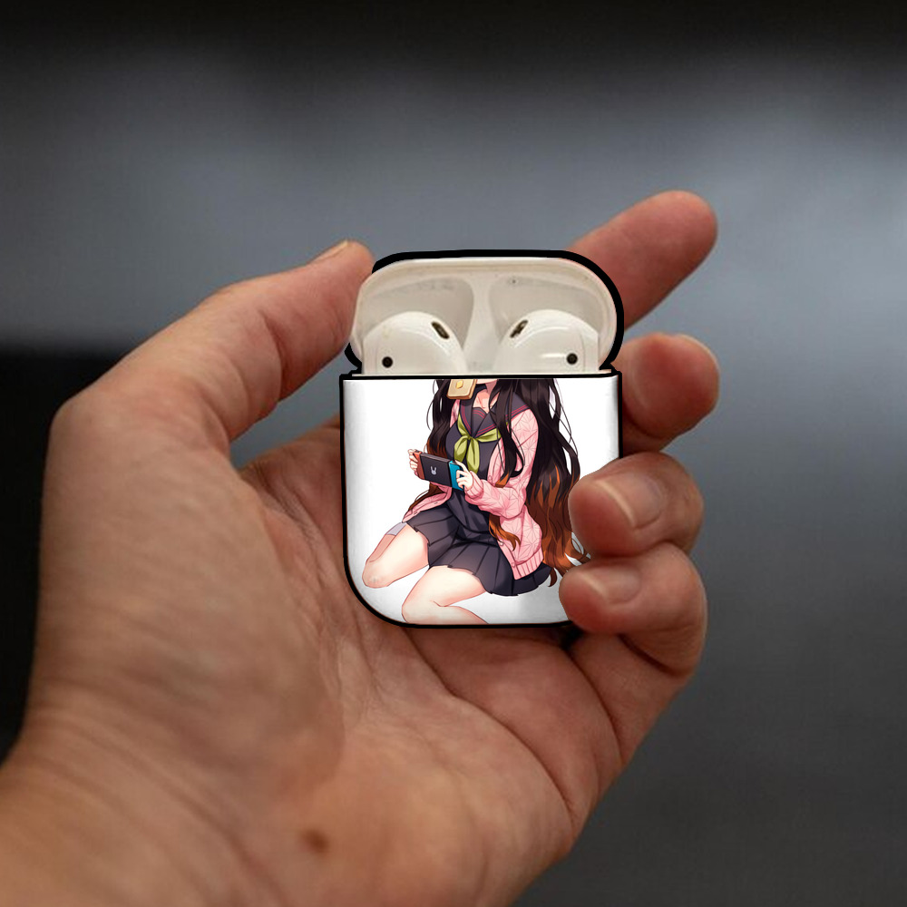 鬼滅の刃（きめつのやいば）竈門 禰󠄀豆子／かまど ねずこ Kamado Nezuko AirPods 第2世代保護ケース ハードシェル ブラック 耐衝撃・防指紋・カラビナ付き