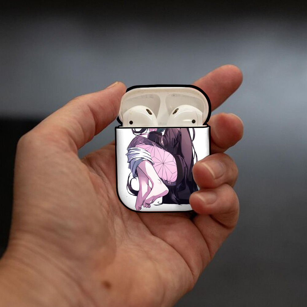 鬼滅の刃（きめつのやいば）竈門 禰󠄀豆子／かまど ねずこ Kamado Nezuko AirPods 第2世代保護ケース ハードシェル ブラック 耐衝撃・防指紋・カラビナ付き