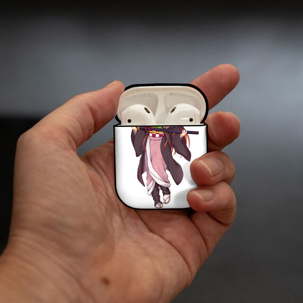 鬼滅の刃（きめつのやいば）竈門 禰󠄀豆子／かまど ねずこ Kamado Nezuko AirPods 第2世代保護ケース ハードシェル ブラック 耐衝撃・防指紋・カラビナ付き