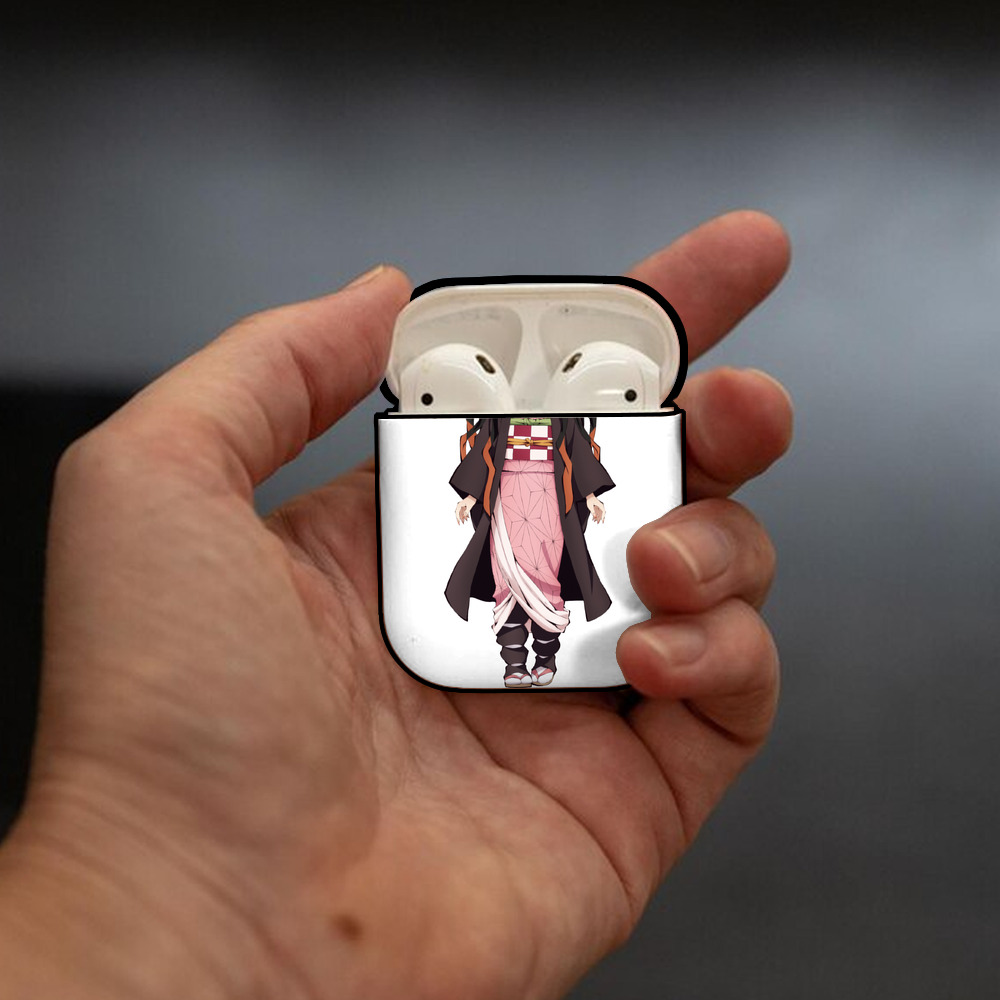 鬼滅の刃（きめつのやいば）竈門 禰󠄀豆子／かまど ねずこ Kamado Nezuko AirPods 第2世代保護ケース ハードシェル ブラック 耐衝撃・防指紋・カラビナ付き