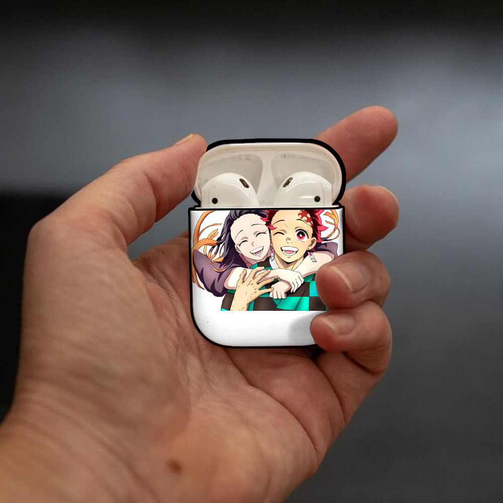 鬼滅の刃（きめつのやいば）竈門 禰󠄀豆子／かまど ねずこ Kamado Nezuko AirPods 第2世代保護ケース ハードシェル ブラック 耐衝撃・防指紋・カラビナ付き