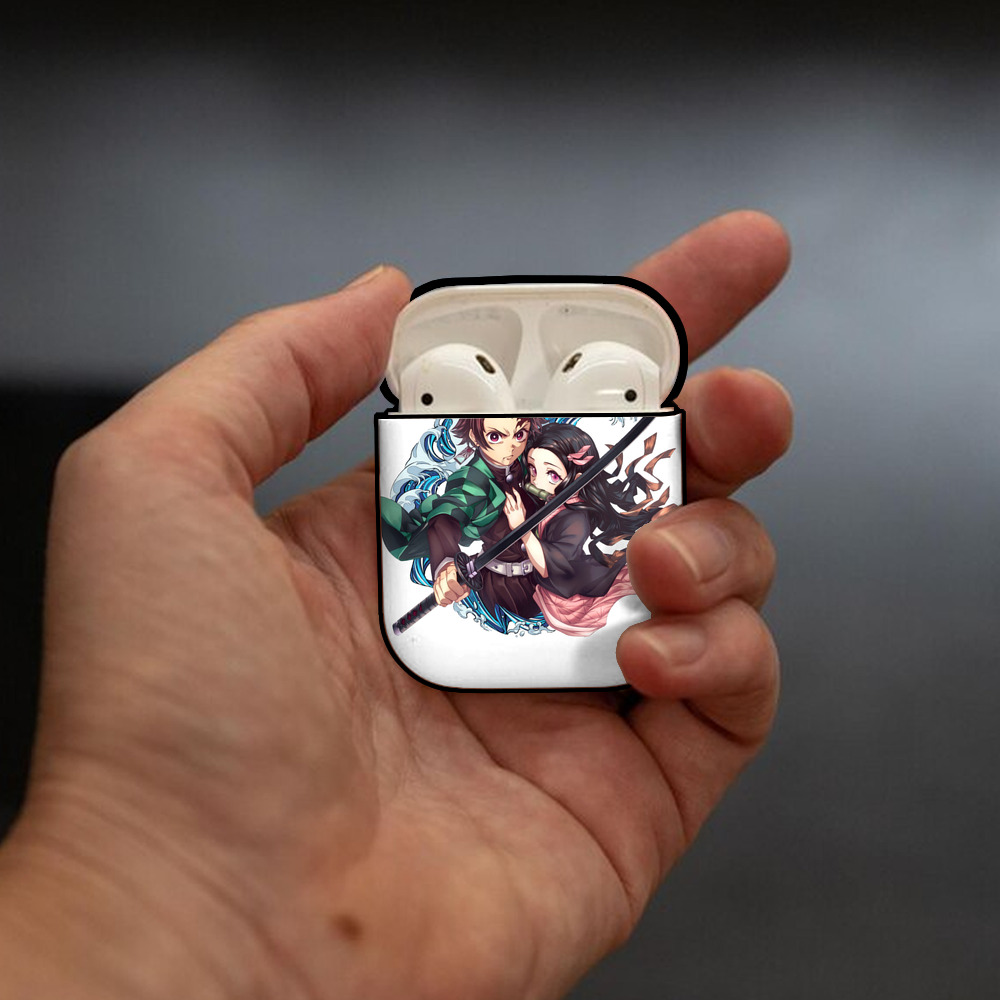 鬼滅の刃（きめつのやいば）竈門 禰󠄀豆子／かまど ねずこ Kamado Nezuko AirPods 第2世代保護ケース ハードシェル ブラック 耐衝撃・防指紋・カラビナ付き