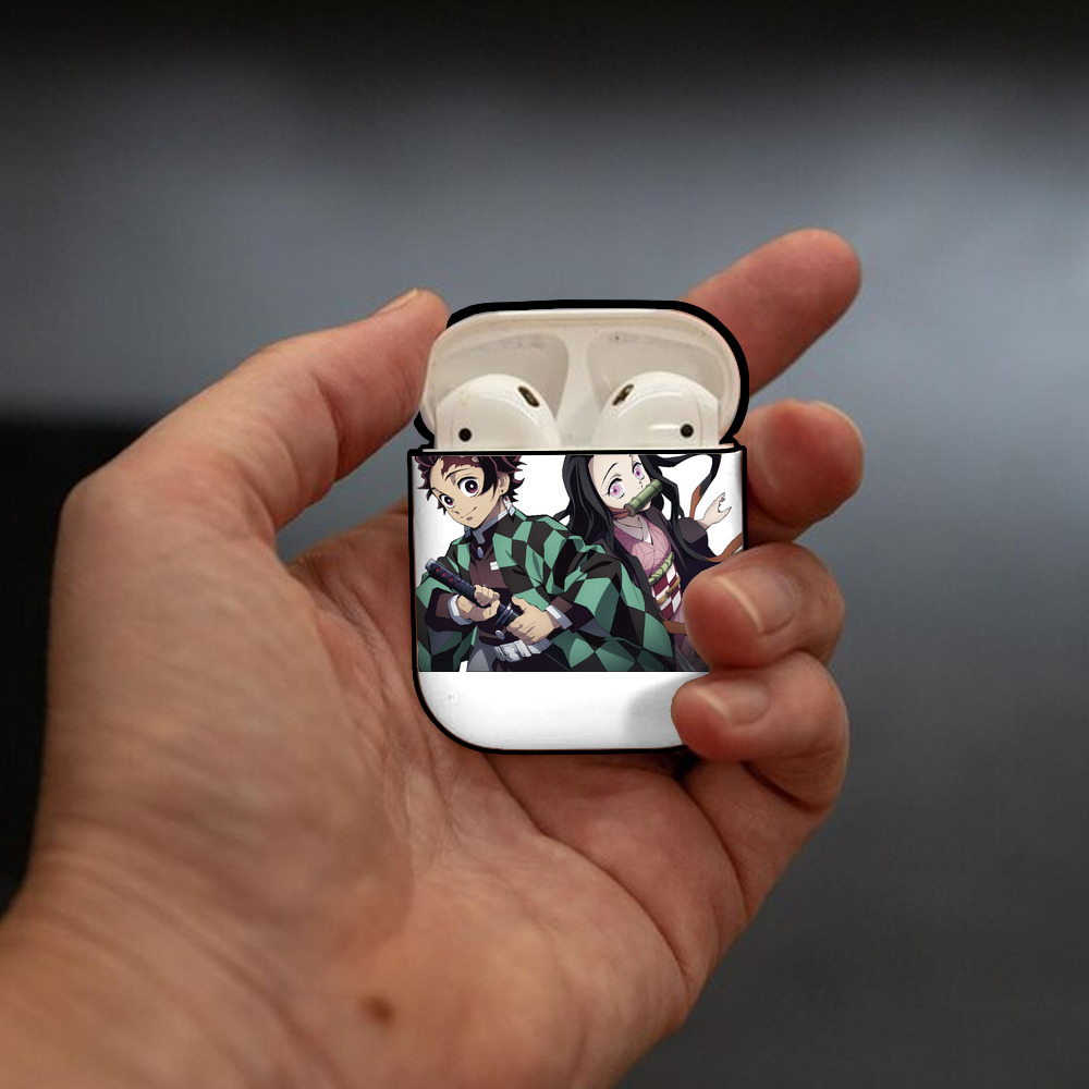 鬼滅の刃（きめつのやいば）竈門 禰󠄀豆子／かまど ねずこ Kamado Nezuko AirPods 第2世代保護ケース ハードシェル ブラック 耐衝撃・防指紋・カラビナ付き